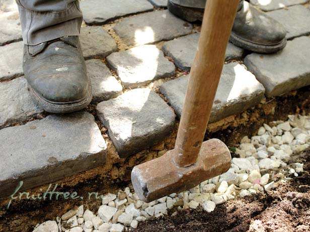 Трамбовка основы для бордюров садовой дорожки своими руками