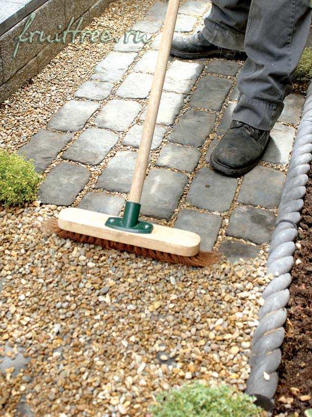 Естественный переход садовой дорожки в сад