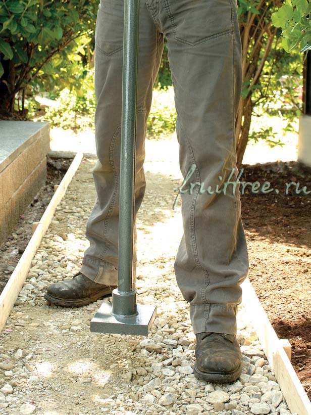 Трамбовка основания садовой дорожки своими руками