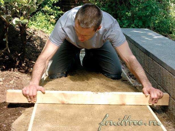 Окончательное выравнивание основания для садовой дорожки своими руками