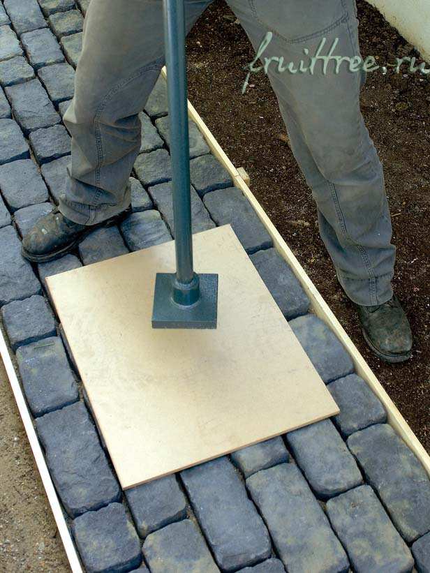 Трамбовка и выравнивание камня садовой дорожки своими руками