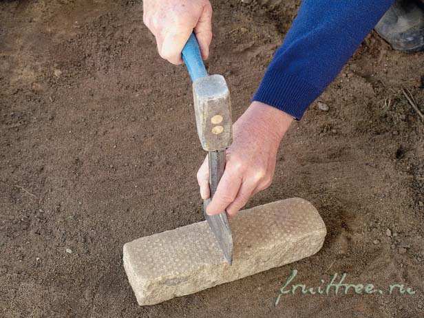 Резка блоков для садовой дорожки своими руками