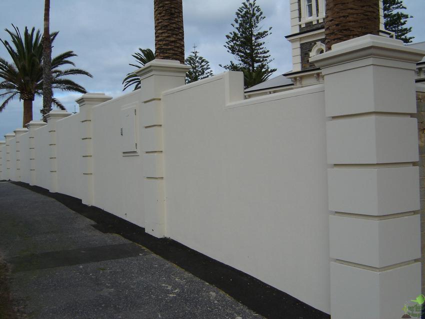 Глухие каменные ограждения